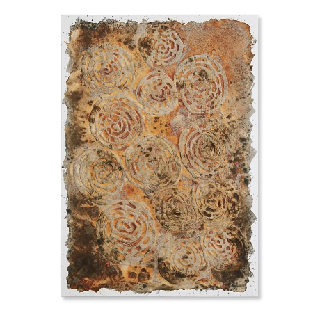 Eine mit oxidiertem Metalloxid und farbigem Kunststoff gestaltete Leinwand im Format 70 cm x 100 cm. Auf die mit oxidiertem Metalloxid überzogenen Leinwandfläche sind Spiralen aus flachem, farbigem Kunststoff aufgesetzt. | mixed-art