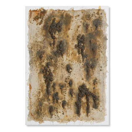 Eine mit oxidiertem Metalloxid und farbigem Kunststoff gestaltete Leinwand im Format 70 cm x 100 cm. Vom oberen Rand der Leinwand stürzen scheinbar verbrannte Brocken nach unten. | mixed-art