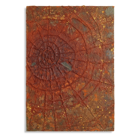 Eine mit oxidiertem Metalloxid und farbigem Kunststoff gestaltete Folie im Format 70 cm x 100 cm. Auf die mit oxidiertem Metalloxid überzogenen Fläche sind, Spinnennetz förmig, flache Linien aus farbigem Kunststoff und goldfarbene Sprenkel verteilt. | mixed-art