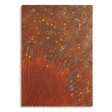 Eine mit oxidiertem Metalloxid und farbigem Kunststoff gestaltete Folie im Format 70 cm x 100 cm. Auf die mit oxidiertem Metalloxid überzogenen Fläche sind, strahlenförmig, flache Linien aus farbigem Kunststoff und goldfarbene Sprenkel verteilt. | mixed-art