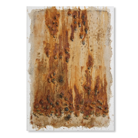 Eine mit oxidiertem Metalloxid und farbigem Kunststoff gestaltete Leinwand im Format 70 cm x 100 cm. Vom oberen Rand der Leinwand scheinen, wie während eines Vulkanausbruchs, brennende und qualmende Lavabrocken zu stürzen. | mixed-art