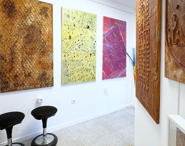 Werke basierend auf 3D-Reliefs mit flüssigem Kunststoff, Schaumstoffen und Folien, in verschiedenen farblichen Ausführungen und in Verbindung mit Rost.