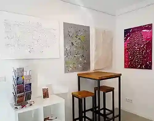 Im Bild mehrere Werke der Serie „Kölner Dom“. Grundriss des Kölner Doms auf Leinwand, in verschiedenen Ausführungen, mit Kunststoff, Papier und Acrylfarbe.