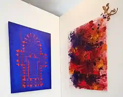 Im Bild zwei farbige Werke der Serie „Kölner Dom“. Grundriss des Kölner Doms auf Leinwand, einmal ausgeführt mit Komplementärkontrast und einmal mit farbiger Acrylfarbe.