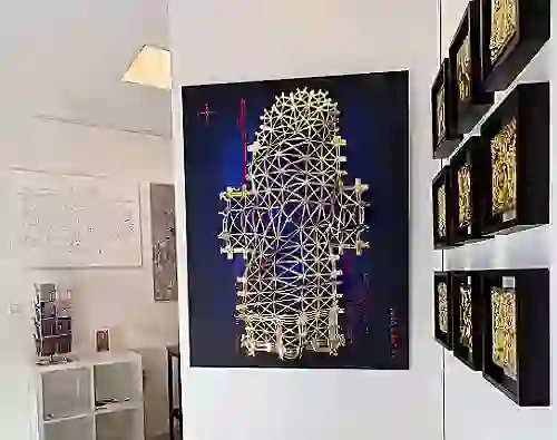 Im Bild „Glaube bewegt“, ein Werk der Serie Kölner Dom“. Grundriss des Kölner Doms in Gold, schwebend, leicht gewellt und abgehoben über blau schwarzer Leinwand.