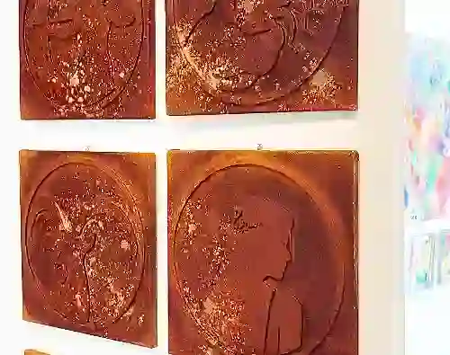 Im Bild mehrere Sternzeichen, die erhaben auf Leinwand aufgebracht und mit Oxyd-Mischung überzogen wurden.