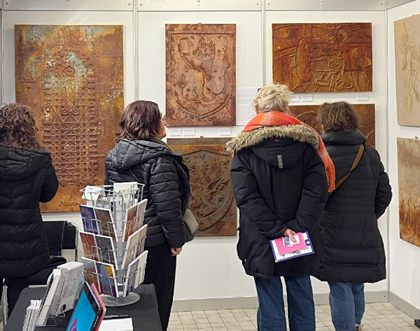 Zeitgenössische Reliefkunst von Wolfram Schäfers mit abstrakten Strukturen, Wappen und dem Grundriss der Catharinakerk, auf der Art Eindhoven 2025 von De Kunst Collega's.