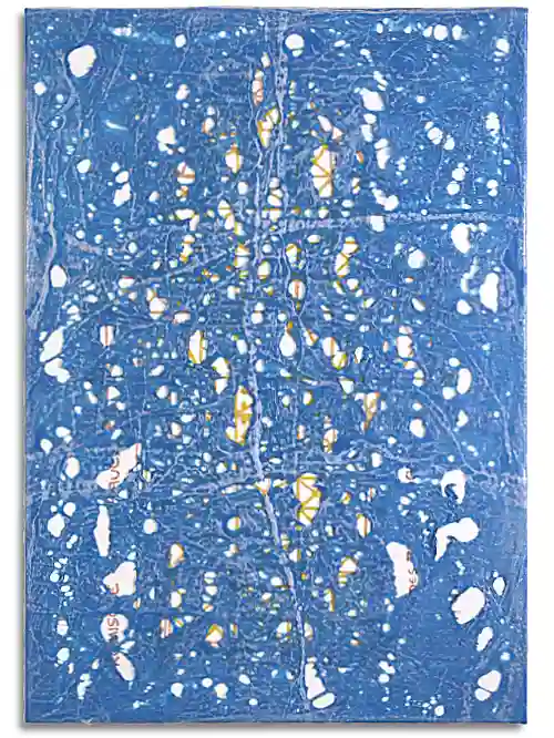 Leinwand im Format 70 cm x 100 cm, blaue geschmolzene und dadurch zerlöcherte Folie über Leinwand. Darunter verbirgt sich in gelbem Kunststoff der Grundriss des Kölner Doms.