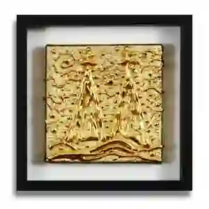 Motiv mit Spitzen des Kölner Doms als Applikation unter Blattgold (Imitat), auf 18 x 18 cm großer Leinwand, in einem schwarzen Rahmen.