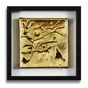 Motiv mit Ast und Pfeil als Applikation unter Blattgold (Imitat), auf 18 x 18 cm großer Leinwand, in einem schwarzen Rahmen.