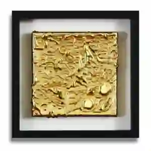 Motiv mit Katzenkopf als Applikation unter Blattgold (Imitat), auf 18 x 18 cm großer Leinwand, in einem schwarzen Rahmen.