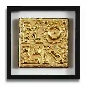 Motiv mit Schriftzug Köln als Applikation unter Blattgold (Imitat), auf 18 x 18 cm großer Leinwand, in einem schwarzen Rahmen.