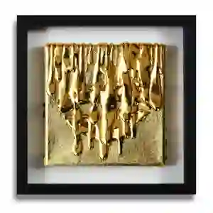 Motiv mit Lippen und fließender Masse unter Blattgold (Imitat), als Applikation auf 18 x 18 cm großer Leinwand, in einem schwarzen Rahmen.