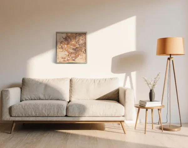 Leinwand mit aktivierter Acryloxydmischung von links und verschieden farbigen Acrylfarben. In die Fläche ist die Zahl Zwei durch ein Raster gespachtelt. Das Bild hängt in einem Raum über einem Sofa. | mixed-art - wolfram schäfers