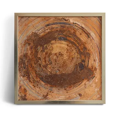 Kreisförmig gestaltete Oxyd-Mischung, in unterschiedlichen Rosttönen, hinter Glas in einem goldenen Rahmen, mit der Anmutung eines Wirbelwindes von Oben.