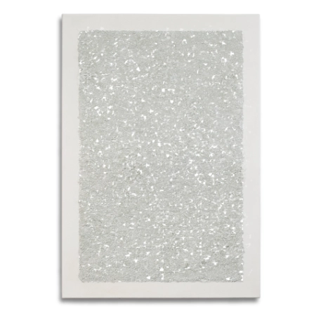 Eine mit Glas gestaltete Leinwand im Format 55 cm x 80 cm. VW-Käfer Glassplitter auf einem weißen Feld umgeben von einem weißen Rand. – mixed-art
