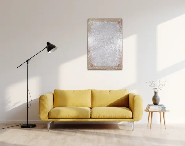 Das Bild zeigt ein Wohnzimmer mit einem gelben Sofa, einer Stehlampe und einem abstrakten Wandbild mit durchsichtiger Folie. Auf einem Beistelltisch stehen eine Vase mit Pflanzen und Bücher.