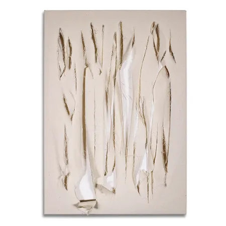 Abstrakte Malerei. Die nicht grundierte auf einen Keilrahmen gespannte Leinwand ist vertikal geschlitzt und somit länglichen Formen versehen.