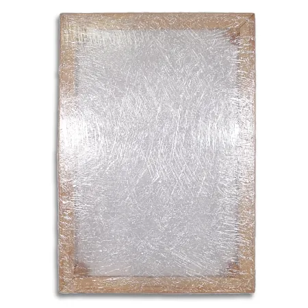 Ein rechteckiger Holzrahmen ist mit einer durchsichtigen, zerknitterten Folie überzogen. Das Material wirkt wie eine Art Verpackung.
