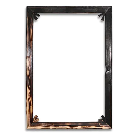 Nicht bespannter Keilrahmen mit Keilen in den Ecken. Das Holz des Keilrahmens und der Keile ist zum Teil schwer verbrannt und sieht verkohlt aus.