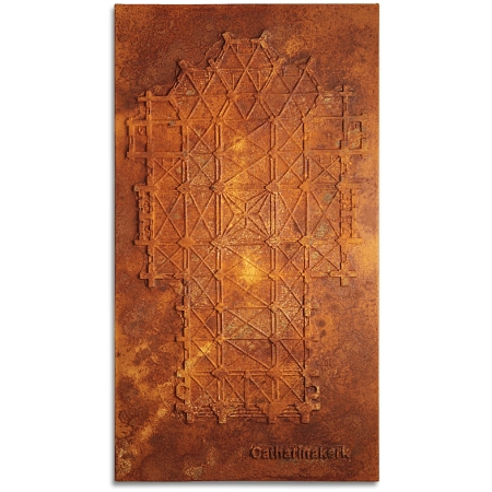 Grundriss der Catharinakerk in Eindhoven auf einer 80 x 145 cm großen Leinwand. Gefertigt aus einer Acryl-, Oxydmischung auf Applikationen, in der Anmutung einer alten verrosteten Stahlplatte Von dem zeitgenössischen Künstler Wolfram Schäfers. | mixed-art