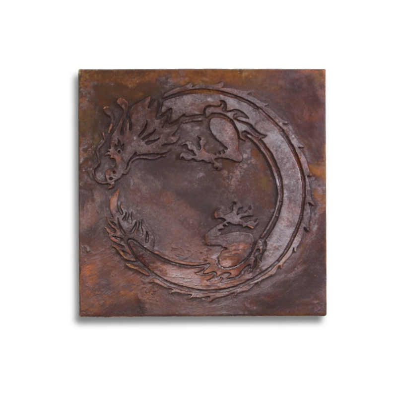 Abstraktes Bild auf einer 50 x 50 cm großen Leinwand. Auf Applikationen aufgetragene oxidierte Oxydmischung, zeigt das Bild eines Drachens, wie auf einer alten verrosteten Metallplatte. Von dem zeitgenössischen Künstler Wolfram Schäfers. | mixed-art