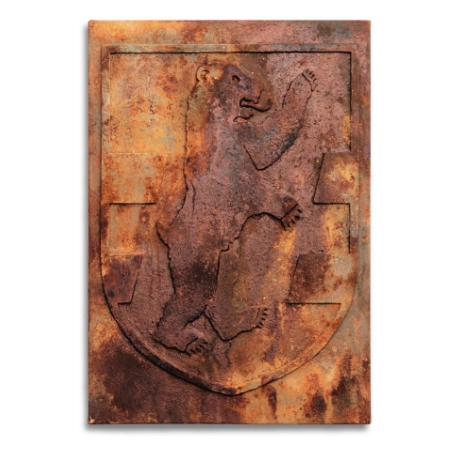 Abstraktes Wappen auf einer 55 x 80 cm großen Leinwand. Eine oxidierte Acryl-/ Oxydmischung auf Applikationen zeigt eine scheinbar uralte, verrostete Metallplatte mit einem Bärenwappen. Von dem zeitgenössischen Künstler Wolfram Schäfers. | mixed-art