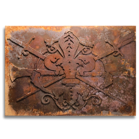 Abstraktes Wappen auf einer 55 x 80 cm großen Leinwand. Eine oxidierte Acryl-/ Oxydmischung auf Applikationen zeigt eine scheinbar uralte, verrostete Metallplatte mit einem aufgesetztem Lilienwappen. Von dem zeitgenössischen Künstler Wolfram Schäfers. | mixed-art