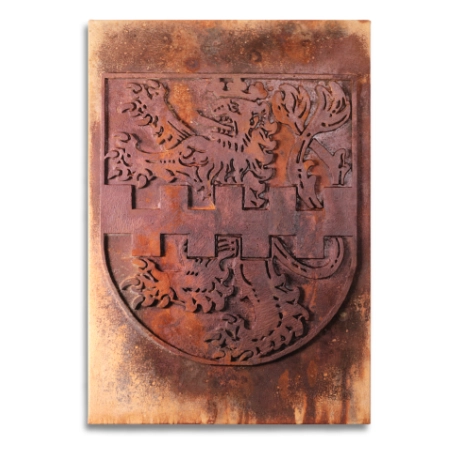 ImageAbstraktes Wappen auf einer 55 x 80 cm großen Leinwand. Eine oxidierte Acryl-/ Oxydmischung auf Applikationen zeigt eine uralte, verrostete Metallplatte mit aufgesetztem Städtewappen. Von dem zeitgenössischen Künstler Wolfram Schäfers. | mixed-art