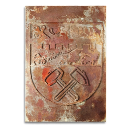 Abstraktes Wappen auf einer 55 x 80 cm großen Leinwand. Eine oxidierte Acryl-/ Oxydmischung auf Applikationen zeigt eine scheinbar uralte, verrostete Metallplatte mit einem aufgesetztem Städtewappen. Von dem zeitgenössischen Künstler Wolfram Schäfers. | mixed-art