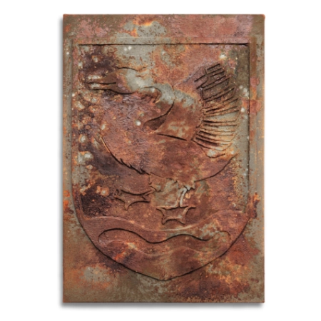 Abstraktes Wappen auf einer 55 x 80 cm großen Leinwand. Eine oxidierte Acryl-/ Oxydmischung auf Applikationen zeigt eine scheinbar uralte, verrostete Metallplatte mit einem aufgesetztem Schwanenwappen. Von dem zeitgenössischen Künstler Wolfram Schäfers. | mixed-art