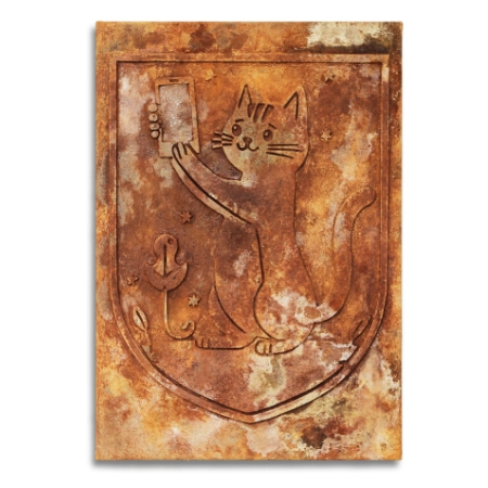 Abstraktes Wappen auf einer 55 x 80 cm großen Leinwand. Eine oxidierte Acryl-/ Oxydmischung auf Applikationen zeigt eine scheinbar uralte, verrostete Metallplatte mit einem Kätzchen, das mit einem Handy ein Selfie von sich macht. Von dem zeitgenössischen Künstler Wolfram Schäfers. | mixed-art