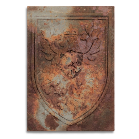 Abstraktes Wappen auf einer 55 x 80 cm großen Leinwand. Eine oxidierte Acryl-/ Oxydmischung auf Applikationen zeigt eine scheinbar uralte, verrostete Metallplatte mit einem aufgesetztem Wölfewappen. Von dem zeitgenössischen Künstler Wolfram Schäfers. | mixed-art