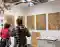 Besucher der Kunstmesse artfair in Frankfurt betrachten rostfarbene Reliefbilder und moderne Metallkuns. Die ausgestellten Werke zeigen abstrakte Strukturen und texturierte Oberflächen im Industrial- und Rost-Design.